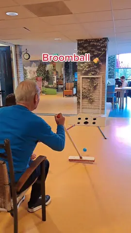 Broomball! 🧹😃  #tiktok #foryou #fy #move #activate #ouderenzorg #dementia #fun #letsgo  #HPRadicalReuse #bewegen #elderycare 