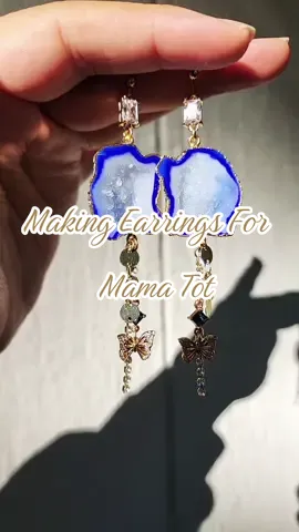 Replying to @alyssa.swope tag @shoelover99 ♡ would love to get these to her! #jewelrydesigner #mamatot #mamatotsarmy #tatertot #ophelia #butterfly #oneofakind #geodeearrings #sparkle 