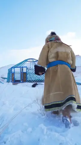 Today,let’s see how yurts are built #mongolia #Vlog #building #snow 