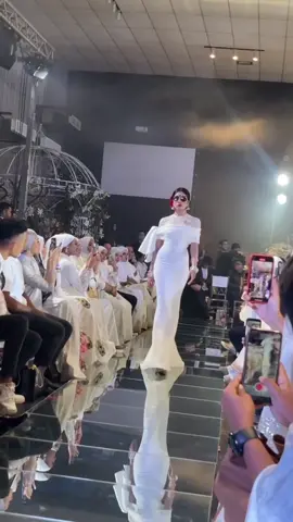 🤍🤍 #gangubaikathiawadi #gangubai #gangubailook #nikaswat #fashionshow #tiktokmalaysia #Runway #bollywood #aliabhatt 