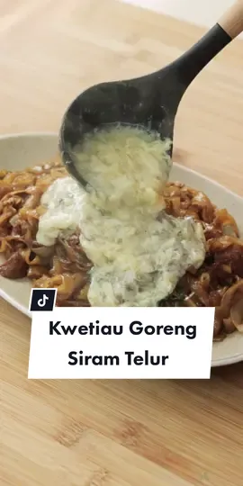 Lagi musim hujan pengen makanan yang bisa menghangatkan keluarga di rumah? Yuk bikin aja Kwetiau Goreng Siram Telur, pastinya simple dan enak!