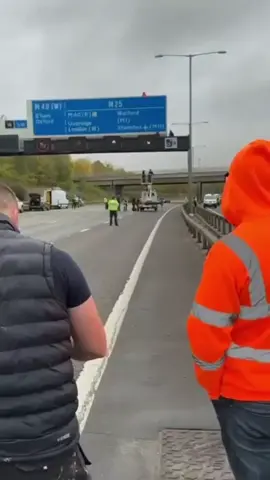 #JustStopOil protestors block the M25 near Heathrow for the 4th day in a row this morning