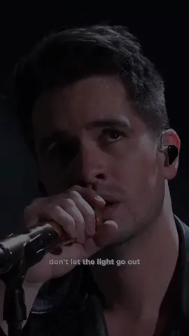 he’s so good oh my god he ate that up  #brendonurie #panicatthedisco #vivalasvengeance #fyp #fypシ #brendonurievocals #vocals #vivalasvengeacetour #viralvideo #viralvocals #vocalchallenge 