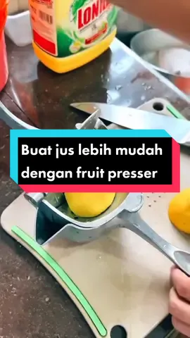 Tak perlu comot2 tangan dah perah lemon nak dapatkan jus..guna je fruit press ni haa 😍 #fruitpress #fruitpresser #pemerahjus #ibunakracunni 