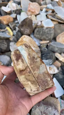 在礦區挑出來的翡翠原石#翡翠原石 #翡翠 