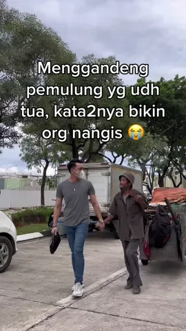 Replying to @Miana_22 sedih dengerin omongan bapaknya : Dek bapak cuma seorang pemulung, tangan bapak kotor bgt, kok mau pegang tangan bapak 😭 semoga semakin banyak org baik diluar sana ya ❤️ #fypdonggggggg #vebrianlontaan 