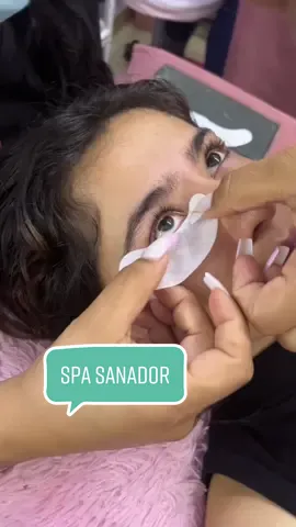 un día regenerativo en @goldenlashes_spa 💗 nuestra Isabella hermosa: @magysz 