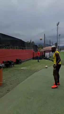 @davidluiz_23  LANÇOU O DESAFIO! ⚽🗑️✅ Partiu trio!  Às 9h, TRI 🏆🏆🏆 ELÉTRICO vai desfilar pelo Centro do Rio de Janeiro com as taças conquistadas em 2022.  📍 Av. Presidente Antônio Carlos E tem transmissão da FlaTV! Vamos juntos! #VamosFlamengo #CRF #Fla #Libertadores #Fy #fyp #Flamengo 