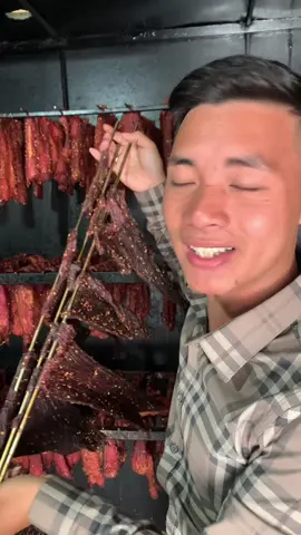 Niềm vui của tuấn trao những miếng thịt ngon đến tay khách hàng #nangdausapa #thittraugacbep @NÀNG DÂU SAPA @NÀNG DÂU SAPA 