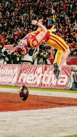 Even the punter was finding the end zone for USC 😳 (via @USC Football ✌️) #CollegeFootball #usc #california  