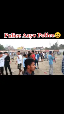 Khatra Bhagayo Police Le😆😄#police #vten #fyp #foryou #foryoupage #viral #goviral #trend #newtrens #meme #viralvideo #naresh_awasthi #mnrprank #trending #nepalitiktok #stage #live #fight #reaction #react #interview #prank 