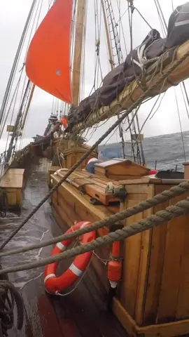 Abenteuer pur! Der Podcast „Expedition OCEAN CHANGE mit Arved Fuchs“ - er erzählt von seinen Expeditionen, meldet sich direkt von Bord der Dagmar Aaen. Den Podcast gibt es überall, wo es Podcasts gibt und auf der Website von Arved Fuchs. #ArvedFuchs #Abenteuer #seemann #leidenschaft #Expedition #OceanChange #segeln #meer #ozean #sturm #herausforderung #vertrauen #outdoor 