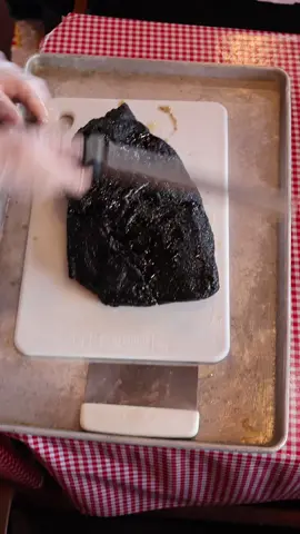 J U I C Y brisket 🤤 Our black angus brisket is smoked for 14-16 hours over Hickory and Apple wood with our house rub! 🐷 #porkypeople #oinkoink #brisketprep #brisketbbq #columbusohio 
