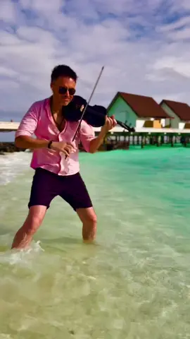 Come and dance the Lambada with me!🕺🎻 @fushifaru #maldives #fyp #pov #music #musician #violin #violinist #violinista #traveltok #4u #tropics #travel 