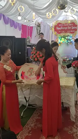 ở mình có phong tục mẹ chồng trao nón cho con dâu. có ở đâu có k nè 😊😊😊