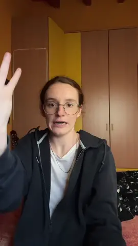 Ci sono rimasta molto male, ma più che altro mi ha dato modo di riflettere sul fatto che nonostante una persona non si vergogni delle sue cicatrici ed insicurezze, qualcuno arriverà prima o poi a puntarci il dito addosso. Questa volta è stato un dottore🤪 che cucciolo 
