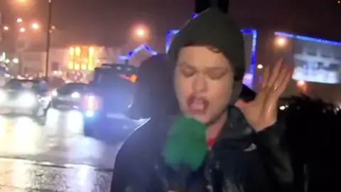 🤣#newsreporter #gettinghitbystopsign #fyp #foryoupageofficial  