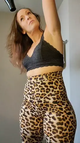 Me watching tutorials while I get ready for the day. #cantdance #Itry #twerk #shake #jiggle #thighs #likewater #over40 #fyp #foryou