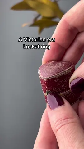 A lock of hair, lovers eye, or maybe a photo - what would you keep inside?  #victorianring #locketring #locket #antiquering #antiquejewelry #victorianstyle #sentimentaljewelry 