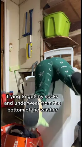 I bruise my ribs every laundry day 👁️👄👁️ #fyp#fypage#fyoupage#xyzbca#tiktok#laundry#YellowstoneTV#candycrush10#shortpeopleprobs#shortperson 