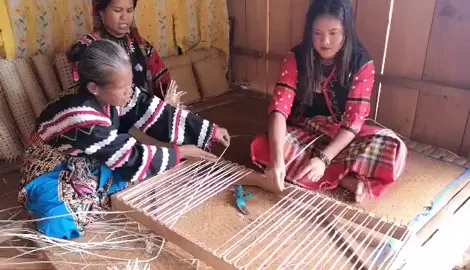 Mga katutubo T'boli ❤️ Weaving Solohiya😍