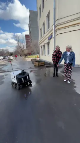 And this is a robot courier. Such robots deliver groceries from supermarkets and food from restaurants in Moscow 🤩 They're really cute, aren't they? 😇 #future #robot #robots #russia #moscow 