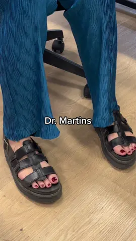 when they wear sandals to work #lifeatbdd #officelife #JoydayBerlapisSerunya #fashiontiktok 