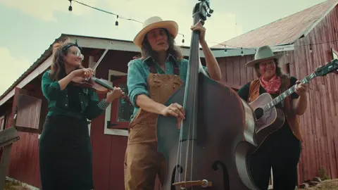 All I need is a little Christian Girlfriend! #ozarkanthem #bluegrassmusic #songwritersoftiktok 