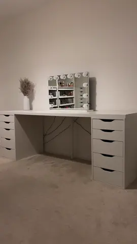 The perfect set up ☑️💙 #beautyroomtransformation #organisewithme #foryou #beautyroomorganization #makeupdrawerorganization #makeupsetuptable #hollywoodmirrorsuk #beautyroomsetup #beautyroomdecor #homedecor #foryouhome #fyp #hollywoodmirrors #hollywoodmirrorlights 