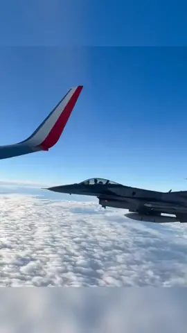 Polonya Milli Takımı, Katar'a giderken Polonya sınırına kadar F16 uçakları eşlik etti. 📹cr: tw/LaczyNasPilka