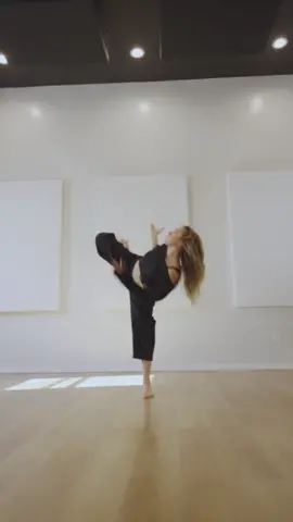 had some extra time in the studio and decided to film a freestyle video in 1 take :) (also im obsessed with these pants by @aelfricedenofficial )
