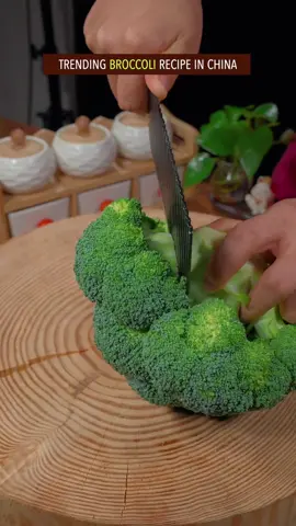 Easy and quick broccoli 🥦 recipe in China #healthyrecipes #broccoli #vegetarian #chinesefood #cooking 