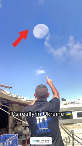 Look at the moon 😱😱 it’s really scary 😱😱😱😱