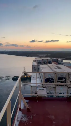 #ventamaersk shifting #berth in #riga #latvia. #maersk #dancingqueen #sunset #sopnedgang #seafarersarekeyworkers #noshippingnoshopping #supplychain #transport #snow #balticfeeder #sealandamaerskcompany #seafarers #shipping #ship #havn #port #captainthomas #alwaysonboard