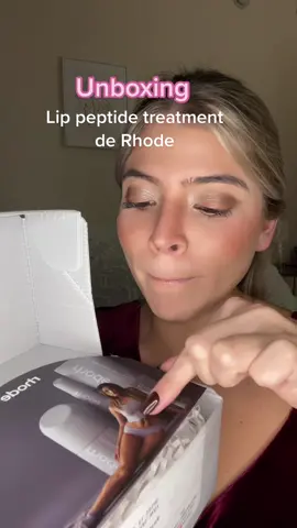 Unboxing de @rhode skin lip peptide treatment 😍 es adictivoooo💋💋 han probado sus otros productos?? #rhodelips #rhodelippeptide #newskincarebrand 