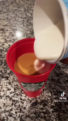 Don’t attemp with one hand🙄 caramel all over  #starbucksathome #redcup