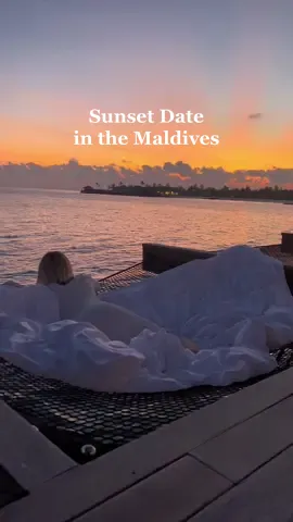 Sunset date in the Maldives? 🌅 #hiltonmaldives #maldivesislands #maldivesvacation #maldivestiktok #maldivesdiaries #sunset #maldivessunset #datenight 