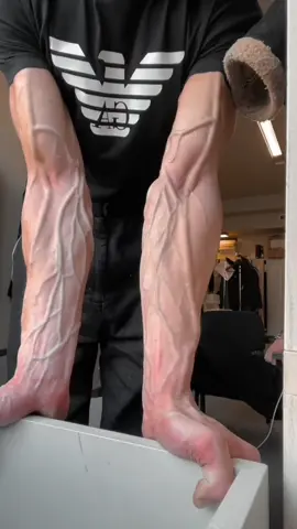 how to veiny  #CapCut #fypシ #foyyourpage #veinyhands #howtoveinyhands #handgrips 