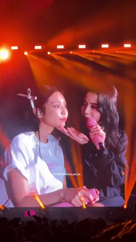 AAAW JENSOO CUTE MOMENTS AT #BORNPINKLA 💗💗💗 #BORNPINKLOSANGELES #BORNPINK #BORNPINKWORLDTOUR #BORNPINKTOUR #BLACKPINK #BLACKPINKCONCERT #JENNIE #JISOO #fyp #kpopconcert 