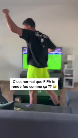 Je peux plus me le voir quand il joue à fifa 😂😭 #pourtoi #couple #humour #fifa 