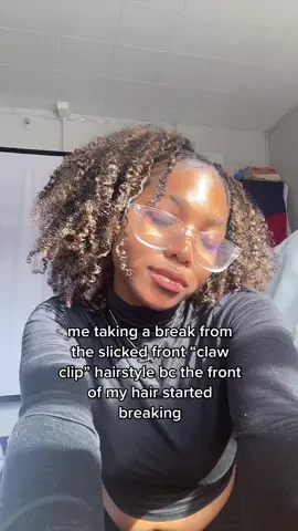 so cute but the front of my hair is already the shortest and this style causes more breakage🥲 #fyp #blackgirl #naturalhair #curlyhair #naturalhairstyle #clawclip #slickedfront #relatable #itsdaelle 
