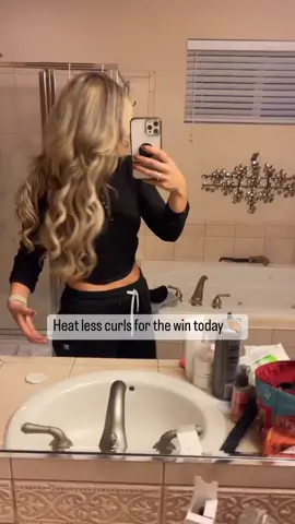 Obsessed with my heat less curls 😊#heatlesscurls #hairextenions #hairstylistlife #hairstylist #curls #noheatcurls #easyhairstyles 