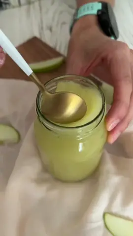 PURÉ DE MANZANA 🍎 🍏 Necesitas: Manzanas peladas y partidas, usé 2 o 3 🍏 verdes. Un chorro de agua, ojo no mucho. Frasco de vidrio esterilizado  Sigue el paso del video y guarda en la nevera. #recetasfaciles #puredemanza #postres #comidareal #recetas 