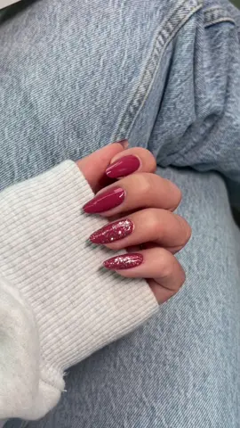 super cute & easy looks for the holidays w @essie polishes 🎀🎀❄️ #essiepartner  