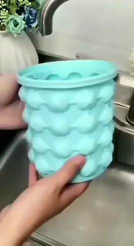 Balde forma de gelo silicone Ice Genie Cabe até 120 cubos Super Compacto Poupa Espaço De: R$40,00 Por: R$31,99 20% OFF Link: https://shope.ee/4fMNyOMSIa