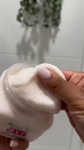 Candy Cane scented shower routine just in time for the holiday’s 😍 have ya’ll tried this new candy cane scent from treehut? I’m obsessedddd. #treehutsugarscrub #treehutpartner #treehut 