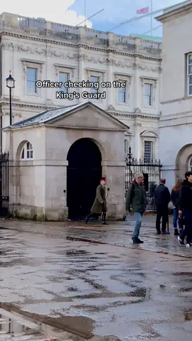 Officer checking on the King’s Guard.  #kingsguard #horseguardsparade #changingoftheguards #royalguards #fyp #foryou 