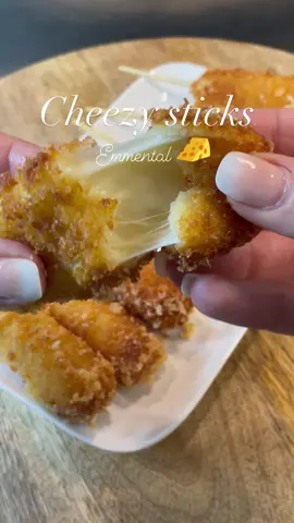 Cheesy Sticks 🤩 Bon aujourd’hui c’était pas régime 😅 On teste ces sticks à l’emmental So Cheeeezzyyy 🤪 Pour faire cette recette tu auras besoin de : - 150 g de farine - 30 g de sucre –150 ml de lait – 3 cuillères à café de levure chimique – un œuf – de la chapelure, moi, j’ai pris de la Panko Pour les étapes, c’est facile, c’est dans la vidéo !  Bon appétit 😘😘 #fromagefondu #mozzasticks #corndog #panko #cheezy #cheezycheese #beignet #kinette_beautyfood #fromage #emmental #aperotime  