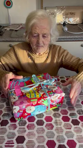 un bellissimo regalo con la carta natalizia grazie grazie