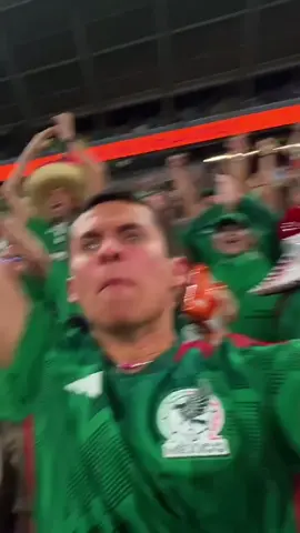 El momento que nos emocionó a todos. Así vivimos TODOS la atajada de @Guillermo Ochoa. 😍🇲🇽🧤💚  @fifaworldcup  #MiSeleccionMX #NoMemoNoParty #Ochoa #FIFAWorldCup #TikTokDeportes